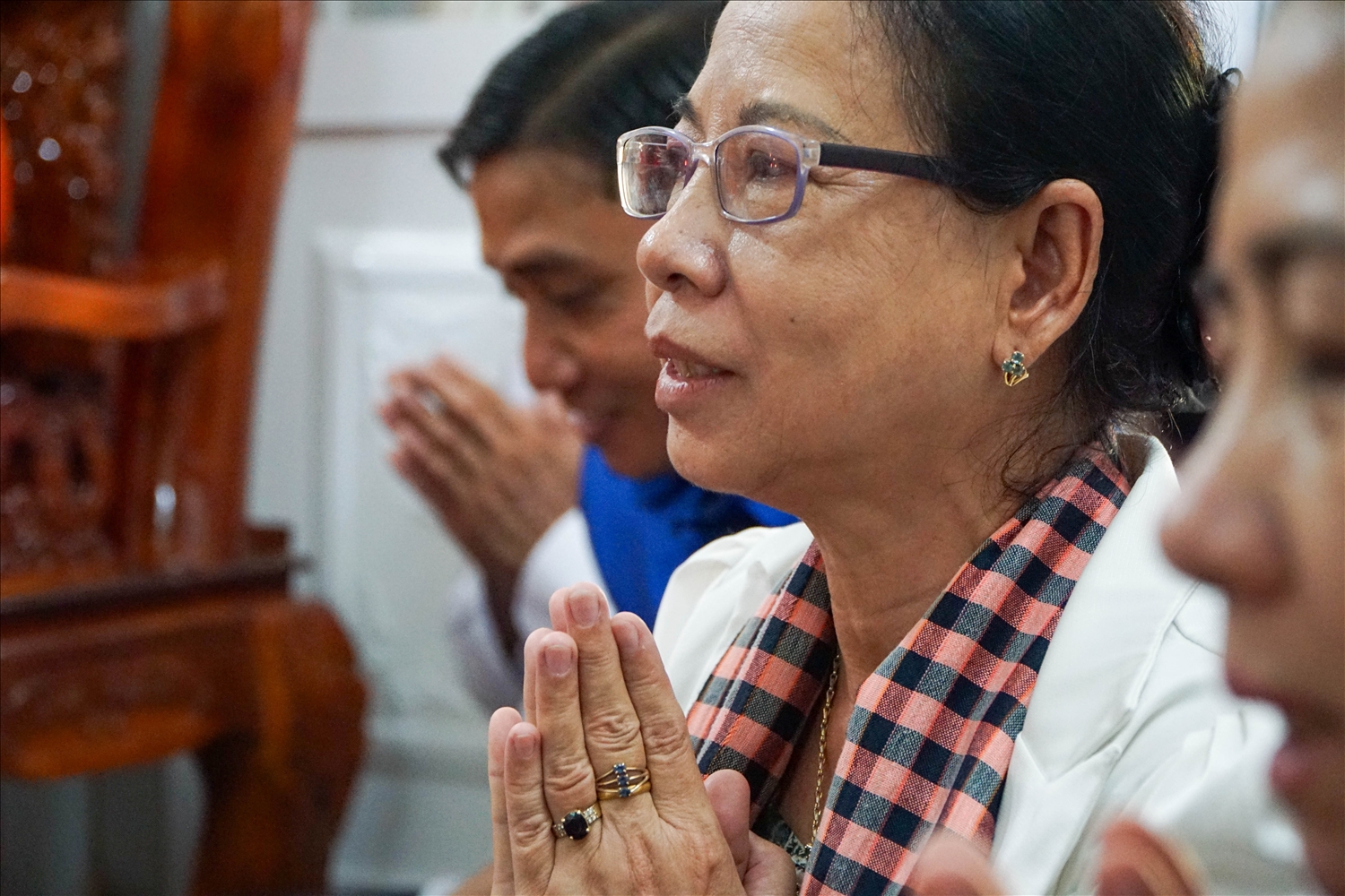 Bà Narin (phường Cái Răng, TP. Cần Thơ) chia sẻ, điểm đặc trưng của Tết Chôl Chnăm Thmây là phần lớn hoạt động diễn ra tại chùa. Trong những ngày Tết, tại các phum, sóc, không khí rộn ràng lan tỏa khắp nơi. Để chuẩn bị cho Tết, mỗi gia đình đều dọn dẹp, trang hoàng nhà cửa khang trang. Từ người già đến thanh niên, ai cũng hồ hởi, diện trang phục đẹp, tham gia các hoạt động đón năm mới, múa lâm thôn, tạo nên không khí vui tươi, gắn kết cộng đồng.