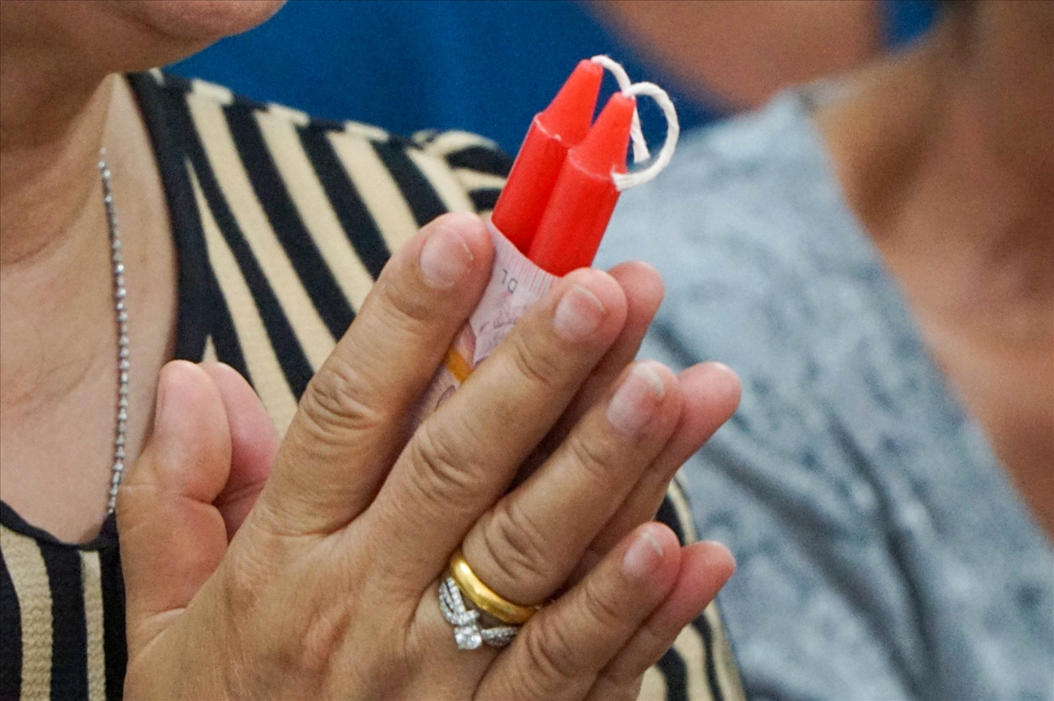 Được nhận 'lì xì' từ con cháu, các bậc cao niên trong gia đình thường sẽ mang đi lễ chùa, làm phúc.