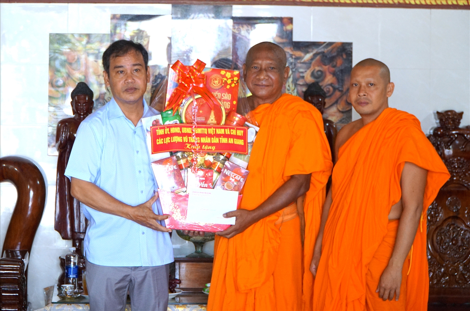 Giám đốc Sở Dân tộc và Tôn giáo tỉnh An Giang Danh Phúc tặng quà chùa Thứ Ba.