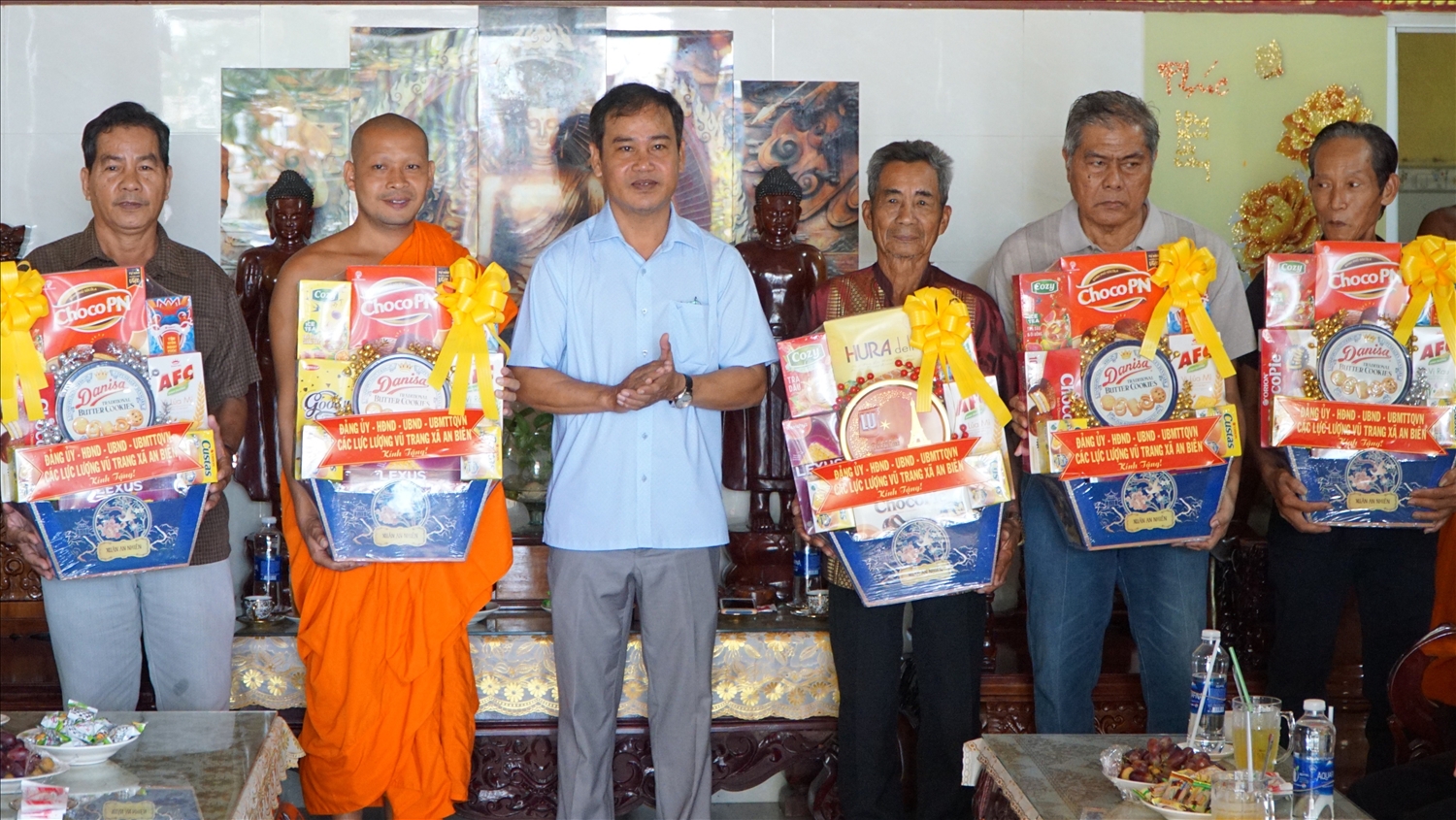 Giám đốc Sở Dân tộc và Tôn giáo tỉnh An Giang Danh Phúc tặng quà cho Người có uy tín