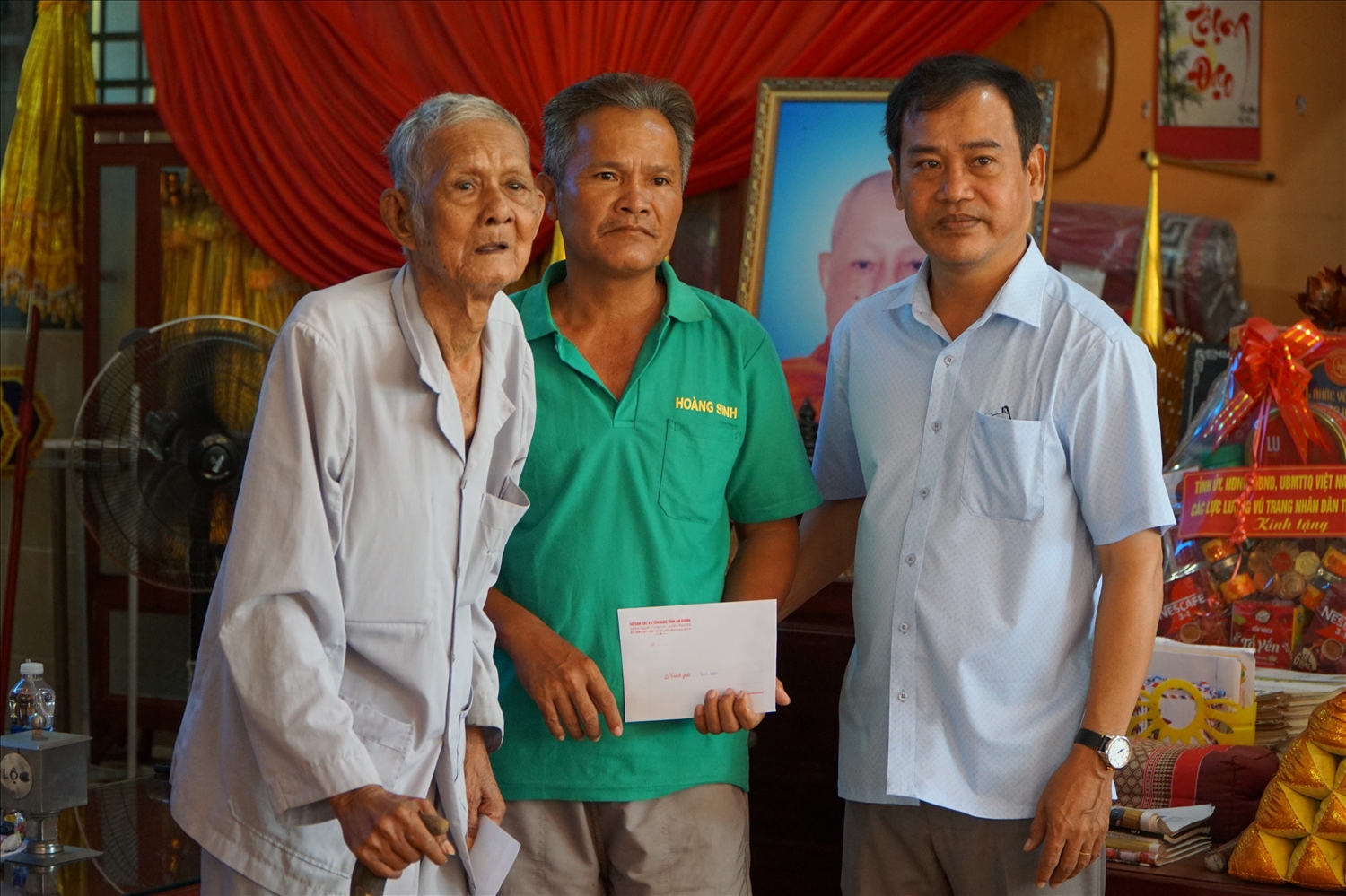 Giám đốc Sở Dân tộc và Tôn giáo tỉnh An Giang Danh Phúc thăm hỏi và tặng quà gia đình chính sách là đồng bào Khmer xã Đông Thái