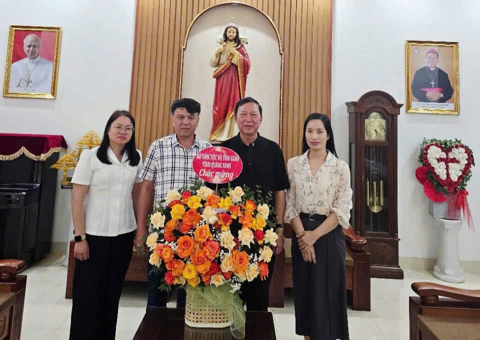 Phó Giám đốc Sở Dân tộc và Tôn giáo tỉnh Quảng Ninh Đặng Quang Ngạn thăm và chúc mừng tại Giáo hạt Mạo Khê, phường Hiệp Hòa