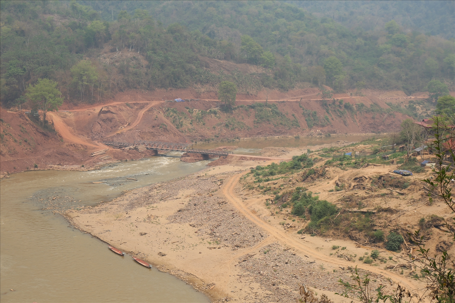 Lắp cầu tạm trên sông Nậm Nơn để người dân các bản thuận tiện lưu thông - Ảnh: Thanh Hải