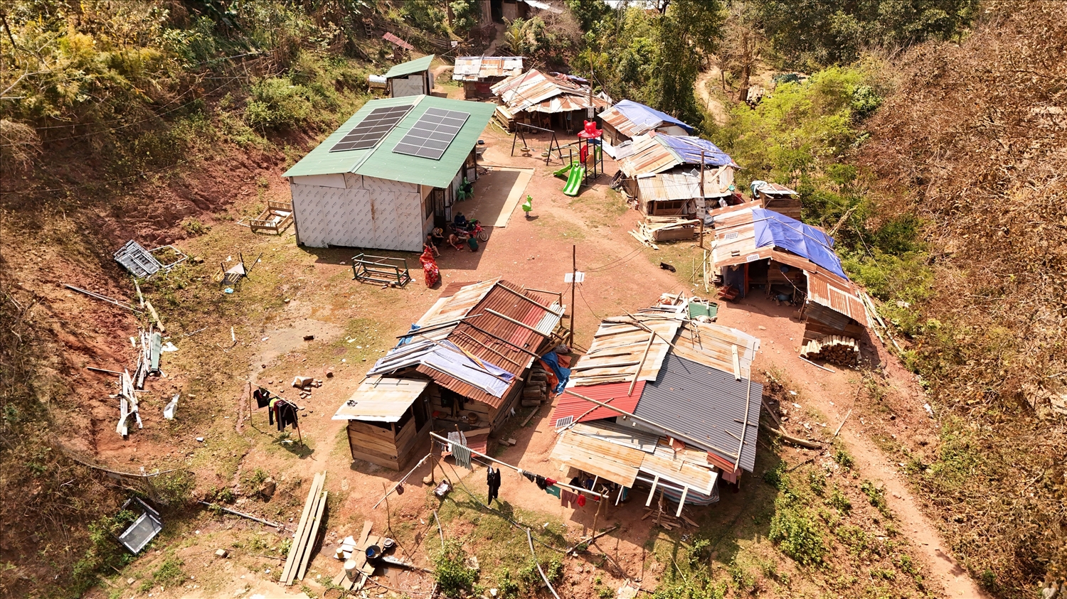 Người dân bản Cha Nga dựng nhà tạm sau lũ - Ảnh: Thanh Hải