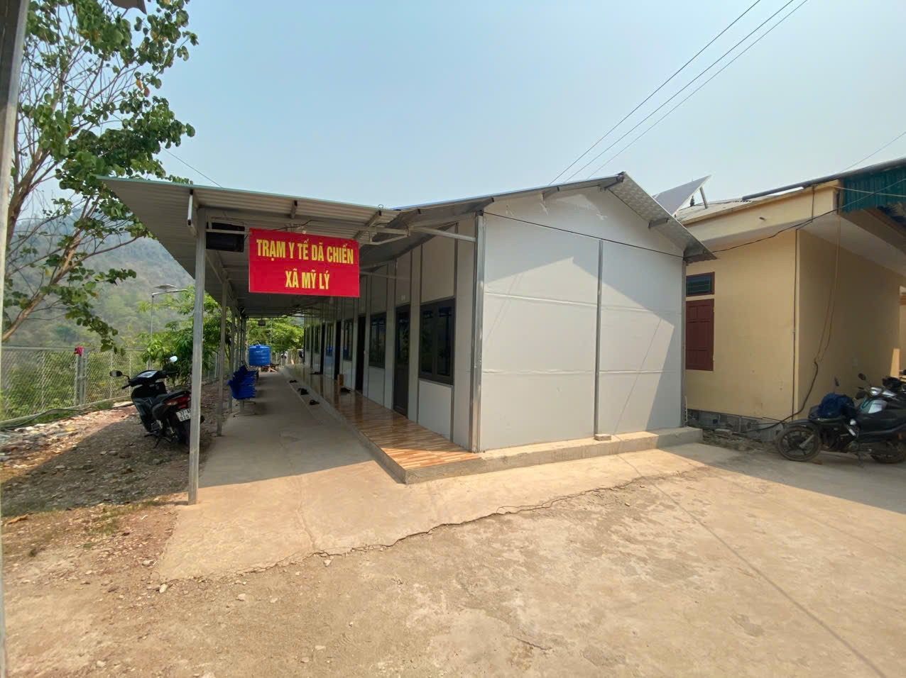 Trạm y tế xã Mỹ Lý dựng bằng nhà lắp ghép trong khuôn viên UBND xã - Ảnh: Thanh Hải