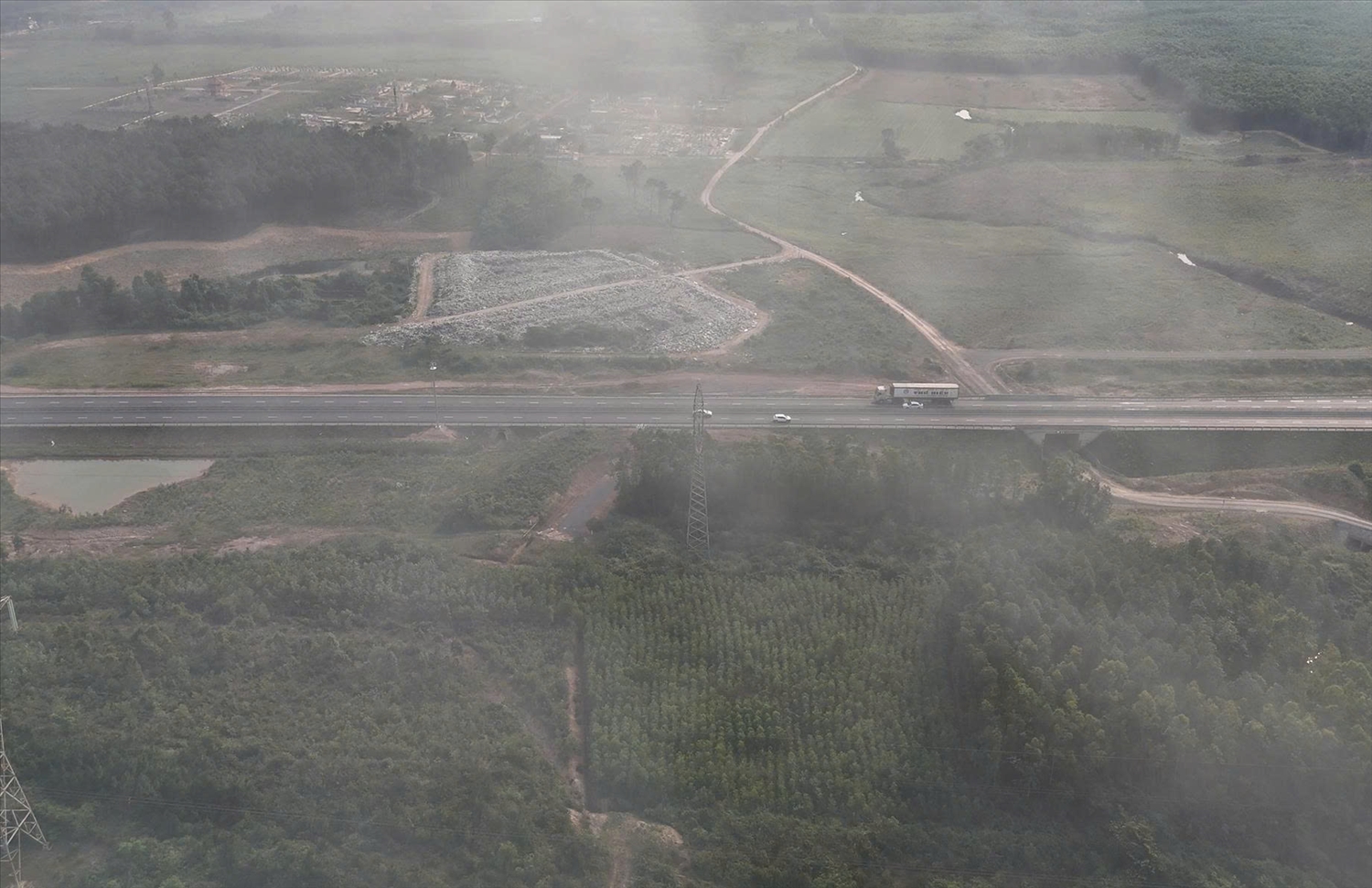 Đám cháy xảy ra gần với tuyến cao tốc Bắc - Nam (đoạn Bùng - Vạn Ninh), khói bụi gây hạn chế tầm nhìn cho lái xe