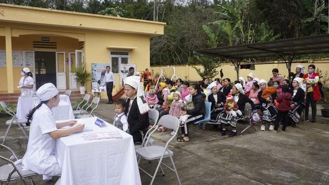 Nhân viên y tế tuyên truyền công tác phòng chống dịch bệnh cho người dân vùng DTTS. Ảnh: TL