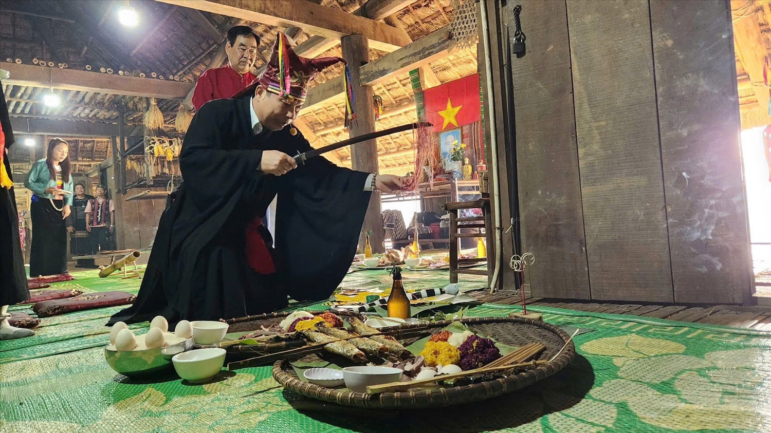 Hình ảnh tái hiện thầy mo thực hiện nghi lễ cúng vía bếp (ảnh st)
