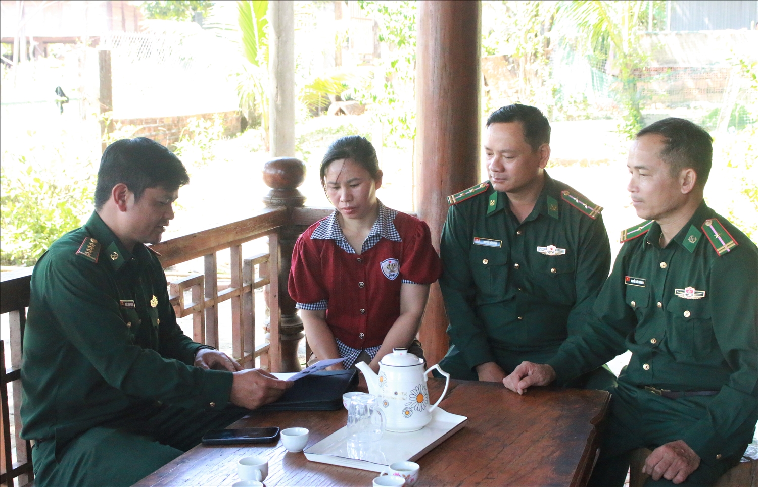 Ngoài việc giúp đỡ các hộ gia đình thoát nghèo bền vững, lực lượng BĐBP tỉnh Quảng Ngãi còn làm tốt công tác tuyên truyền, vận động Nhân dân ở khu vực biên giới. (Ảnh: Ngọc Chí)