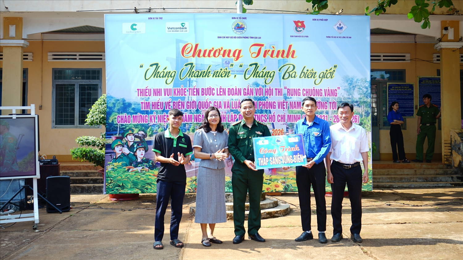 Bộ đội biên phòng tỉnh Gia Lai đã phối hợp với nhà hảo tâm cùng với các xã biên giới triển khai xây dựng công trình Thắp sáng vùng biên 