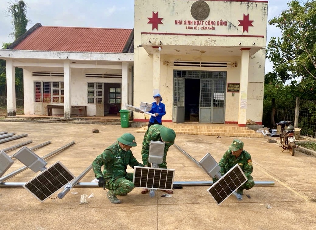 Bộ đội Biên phòng, Đoàn thanh niên và Nhân dân cùng nhau hoàn thành công trình Thắp sáng vùng biên