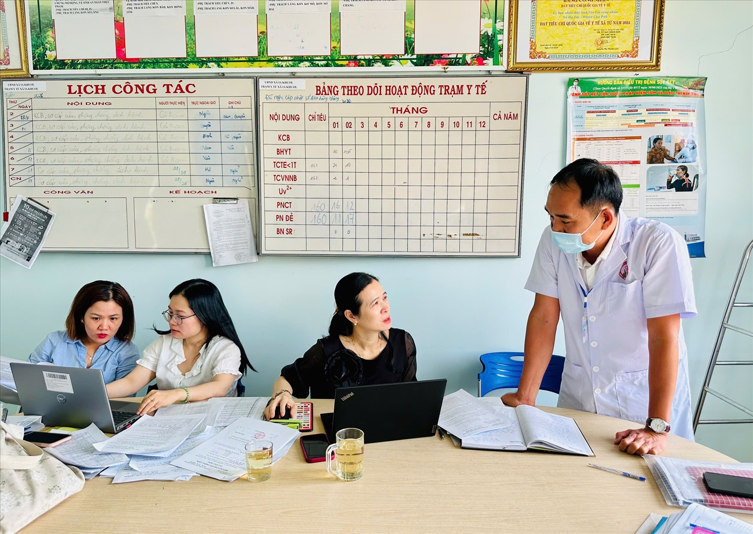 Đoàn công tác Trung tâm Kiểm soát bệnh tật tỉnh làm việc tại Trạm Y tế xã Ia Khươl - địa phương có tỷ lệ sinh con tại nhà cao