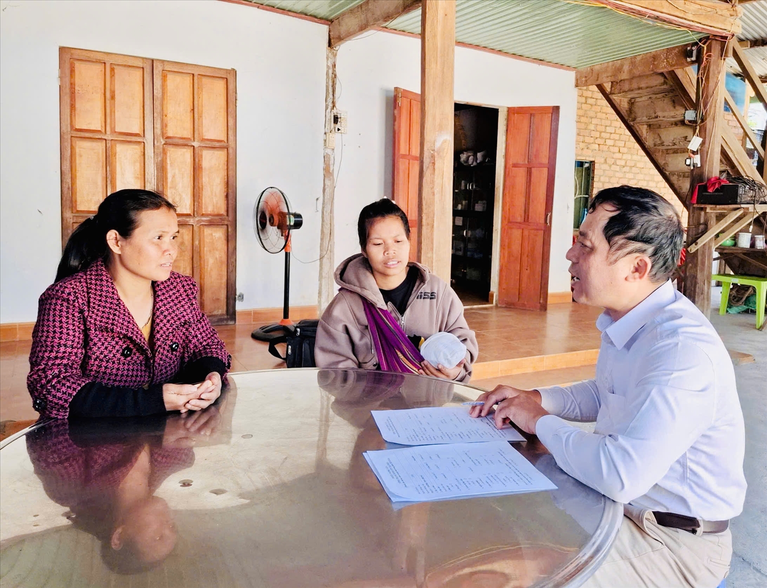 Ngành y tế Gia Lai tuyên truyền người dân xã Đak Sơmei về chăm sóc sức khỏe sinh sản và đến cơ sở y tế để sinh con an toàn