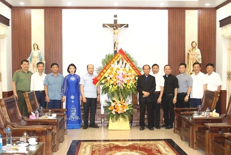 Phó Chủ tịch UBND tỉnh Cao Văn Cường và đoàn công tác thăm, chúc mừng Tòa Giám mục Thanh Hóa