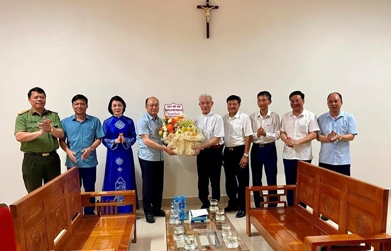 Đoàn công tác chúc mừng Linh mục Trần Xuân Mạnh, Phó Chủ tịch không chuyên trách Ủy ban Trung ương MTTQ Việt Nam, Chủ tịch Ủy ban Đoàn kết Công giáo Việt Nam, Chủ tịch Ủy ban Đoàn kết Công giáo tỉnh Thanh Hóa.