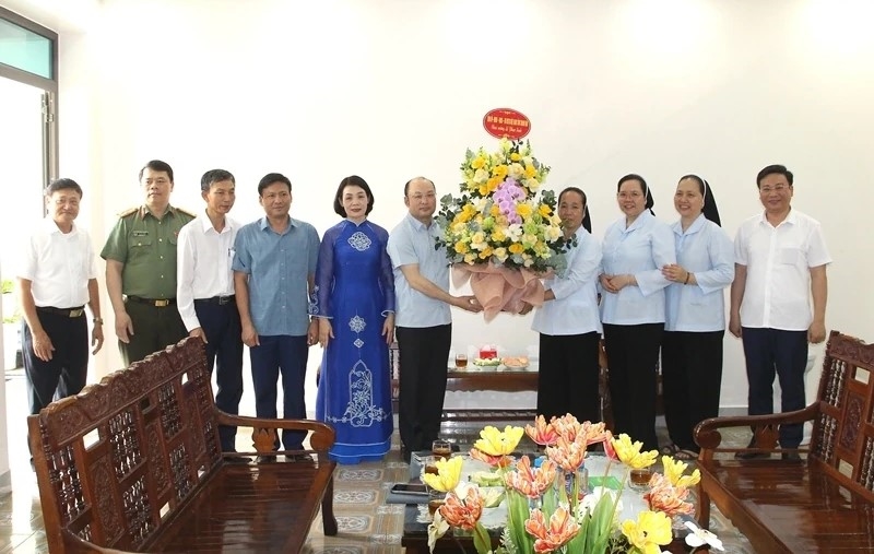 Đoàn công tác chúc mừng Hội Dòng Mến Thánh giá Thanh Hóa.