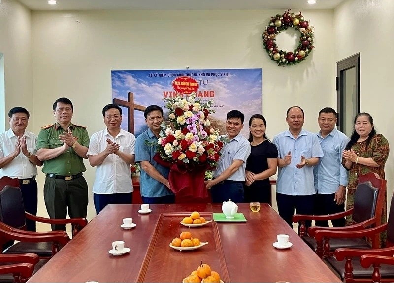 Đoàn công tác chúc mừng Hội Thánh Tin lành Thanh Hóa.