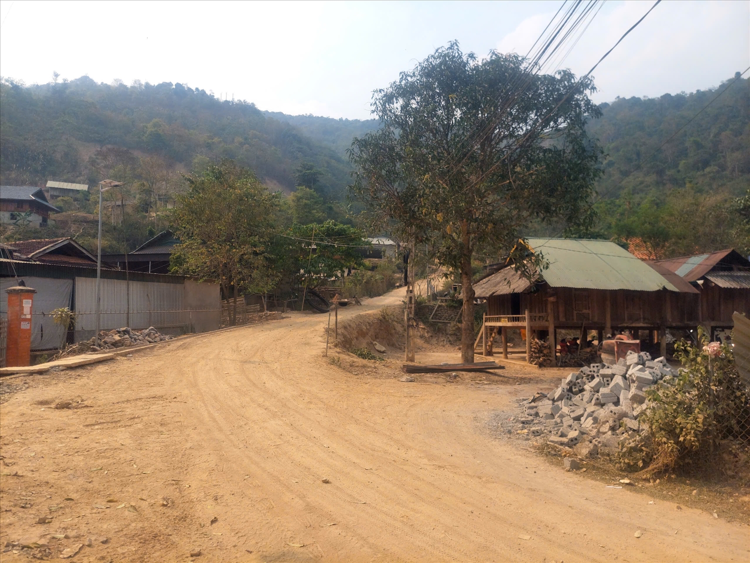 Nhiều bản như Cha Nga, Buộc, Huồi Cáng, Kẻo Nam có 100% đường nội bản là đường đất, trơn trượt mùa mưa, bụi bẩn mùa nắng - Ảnh: Thanh Hải