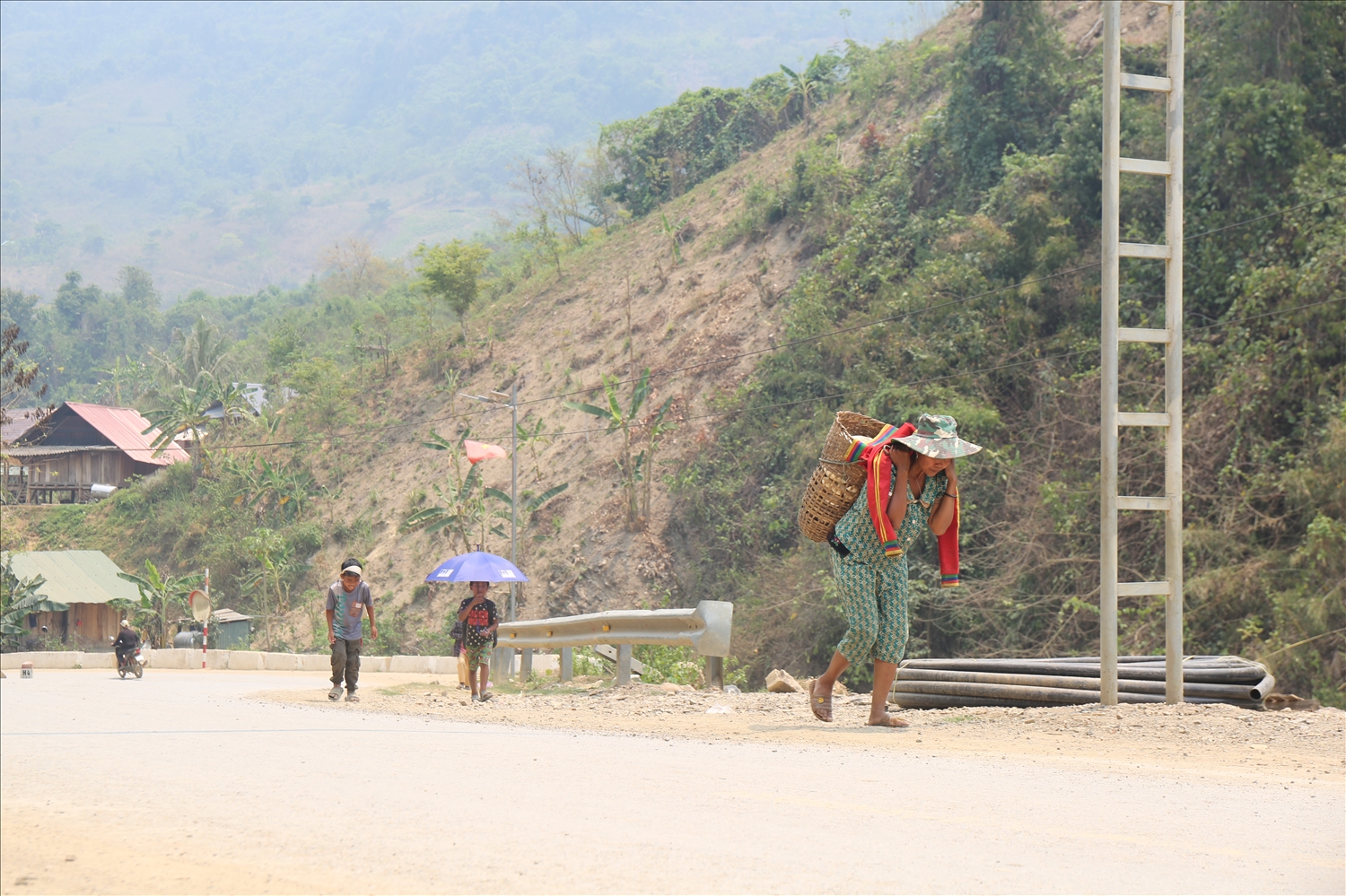 Người dân Bắc Lý nhọc nhằn mưu sinh - Ảnh: Thanh Hải