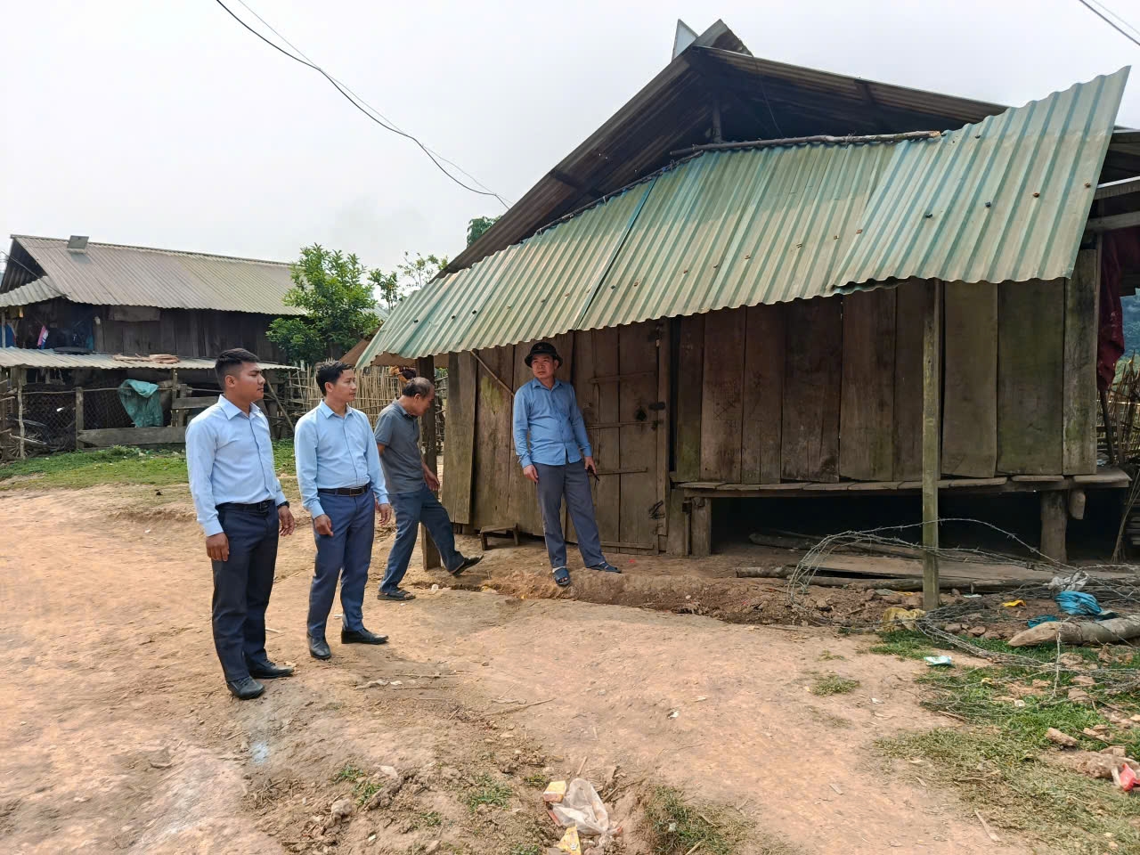 Những ngôi nhà ở bản nghèo Kẻo Nam, xã Bắc Lý thấp bé, xập xệ - Ảnh: Thanh Hải