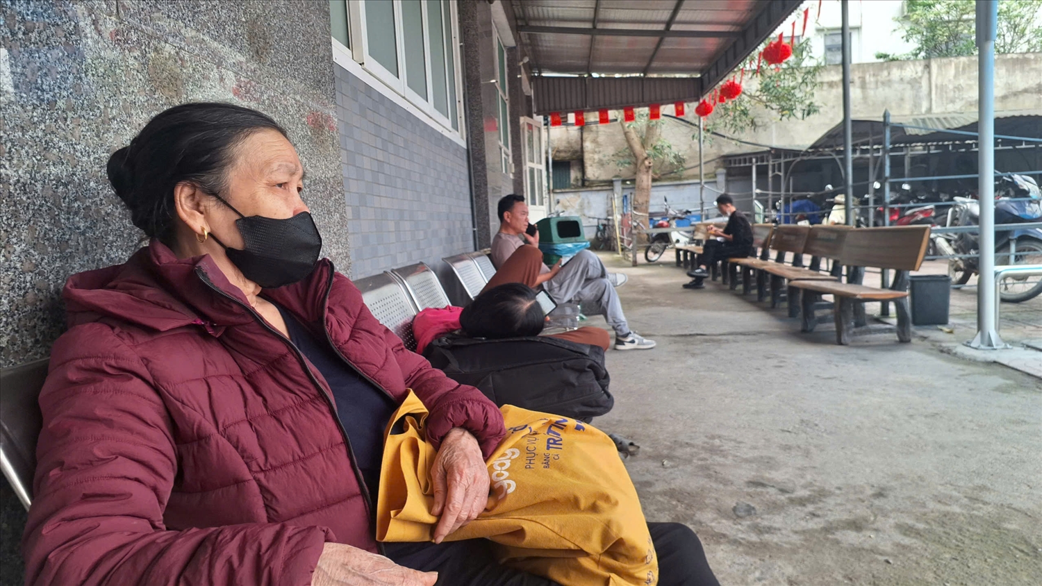 Bệnh nhân mắc các bệnh mãn tính phần lớn là người cao tuổi, việc đi lại định kỳ hàng tháng gây ra không ít khó khăn (Ảnh: Phạm Tiến)