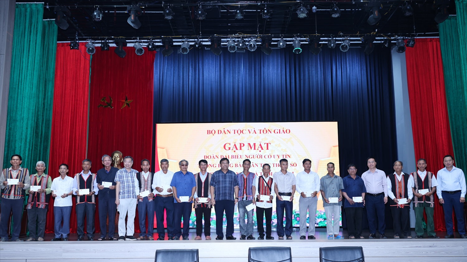 Thứ trưởng Bộ Dân tộc và Tôn giáo Y Thông tặng quà các đại biểu Người có uy tín (Ảnh. Lê Anh Dũng)