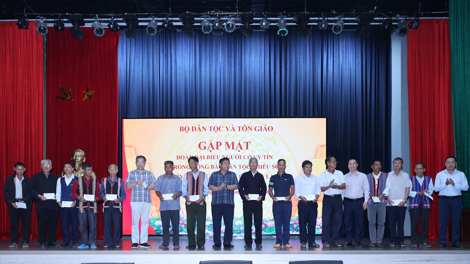 Thứ trưởng Bộ Dân tộc và Tôn giáo Y Thông tặng quà các đại biểu Người có uy tín (Ảnh. Lê Anh Dũng)