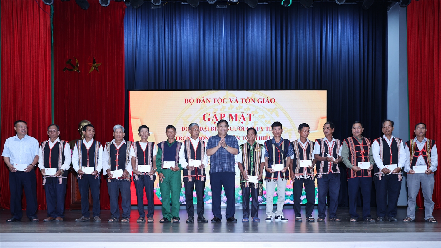 Thứ trưởng Bộ Dân tộc và Tôn giáo Y Thông tặng quà các đại biểu Người có uy tín (Ảnh. Lê Anh Dũng)