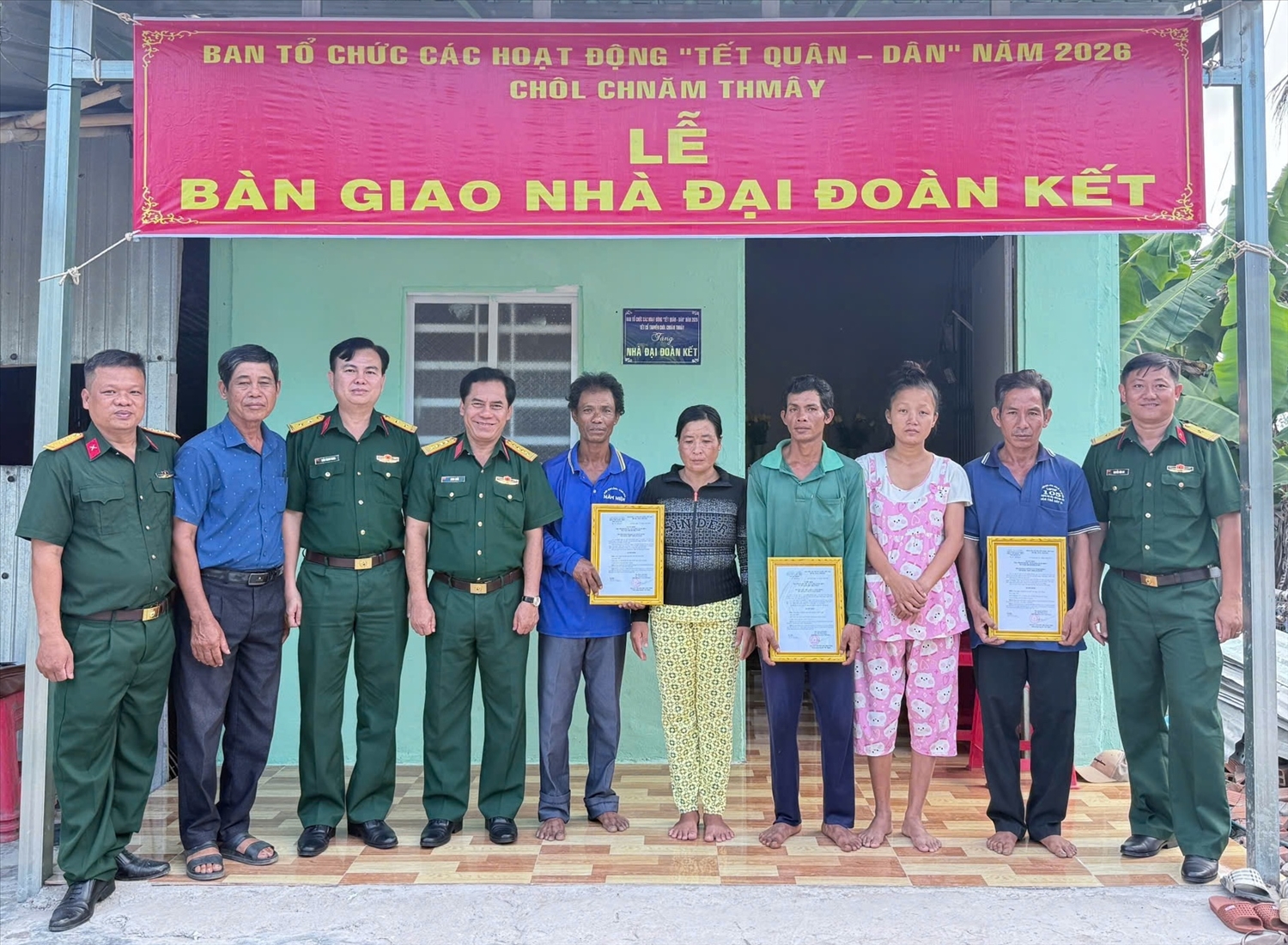 Ba hộ gia đình chụp ảnh lưu niệm cùng Đoàn công tác Bộ CHQS tỉnh An Giang