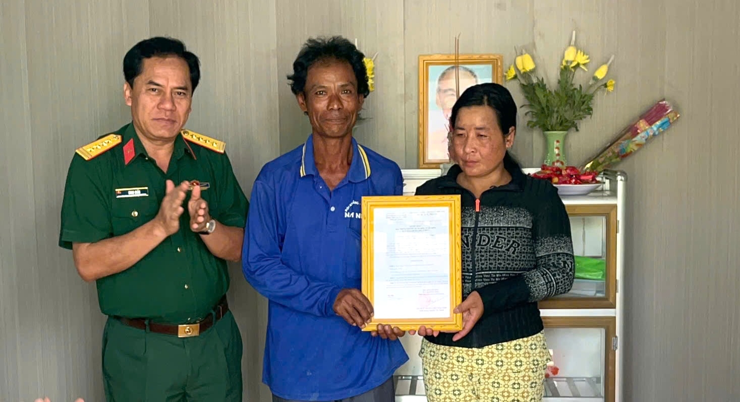 Đại tá Chau Chắc trao Quyết định tặng nhà đến ông Danh Rên, ngụ ấp Hòn Me, xã Hòn Đất, tỉnh An Giang 