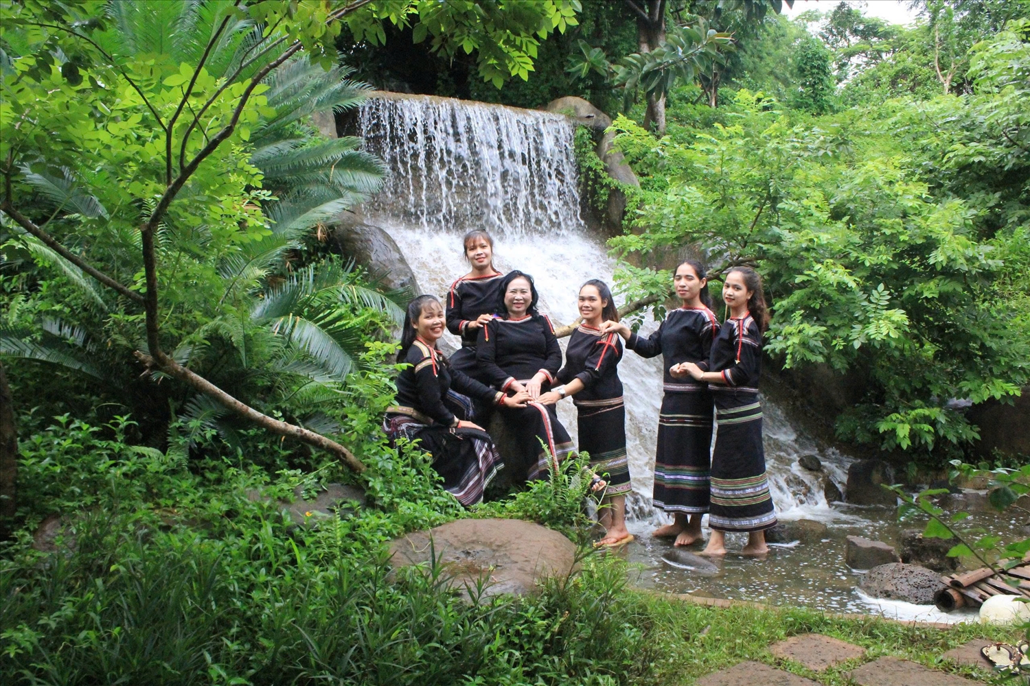 Bà Nguyễn Thị Ngọc Anh (thứ 3 bên trái), người đã góp phần hồi sinh dòng suối Kotam