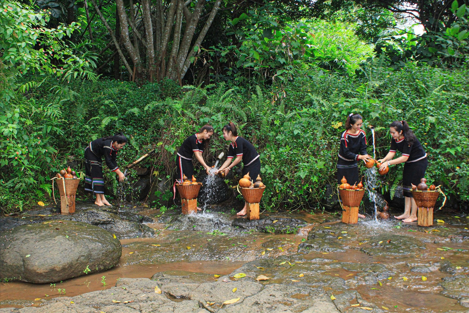 Bến nước ở Khu du lịch Cộng đồng Kotam là nơi tái hiện nghi lễ truyền thống của người Ê Đê