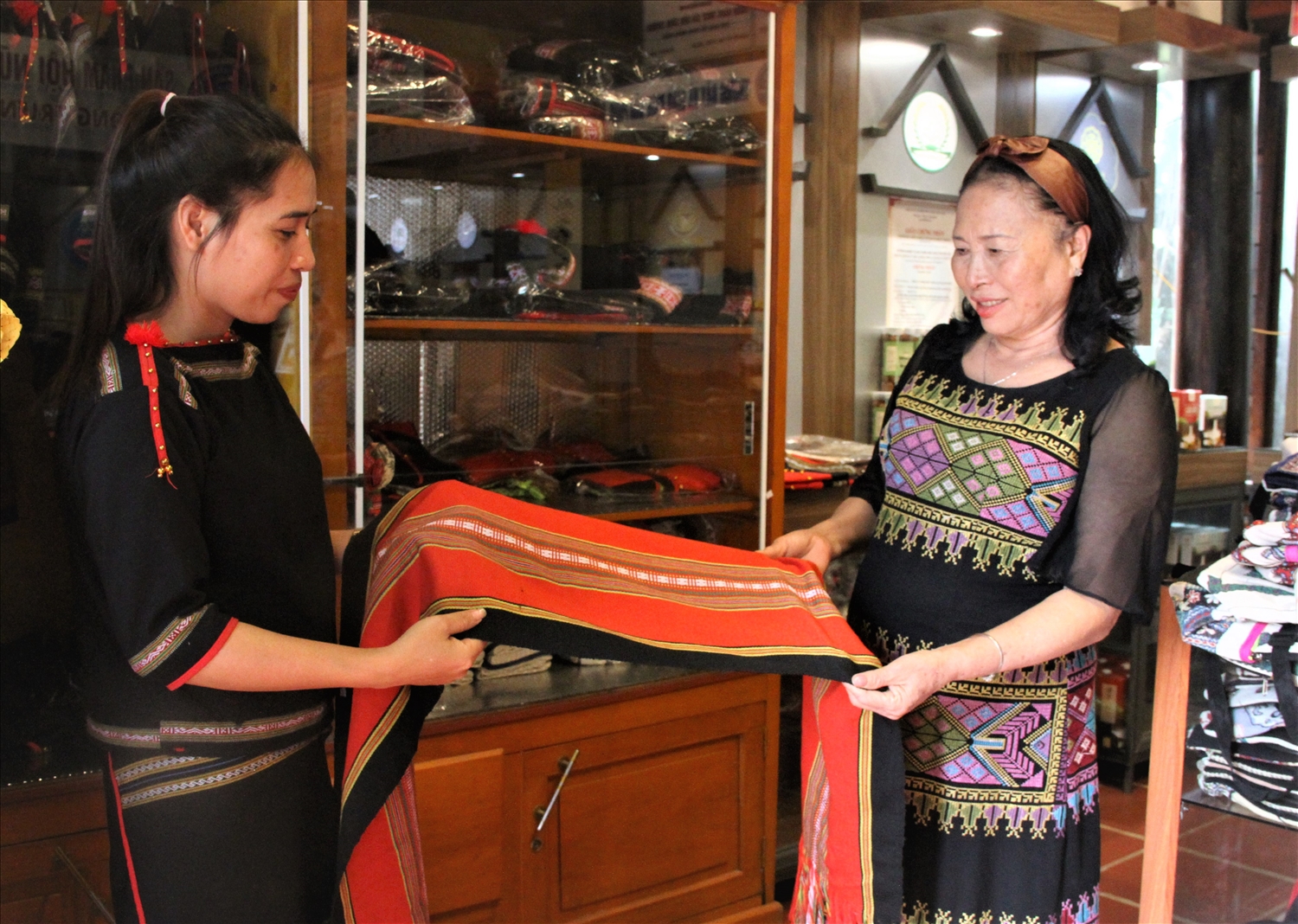 Nữ doanh nhân Nguyễn Thị Ngọc Anh (bên phải) luôn mong muốn giữ gìn bản sắc văn hóa các DTTS Tây Nguyên mãi trường tồn