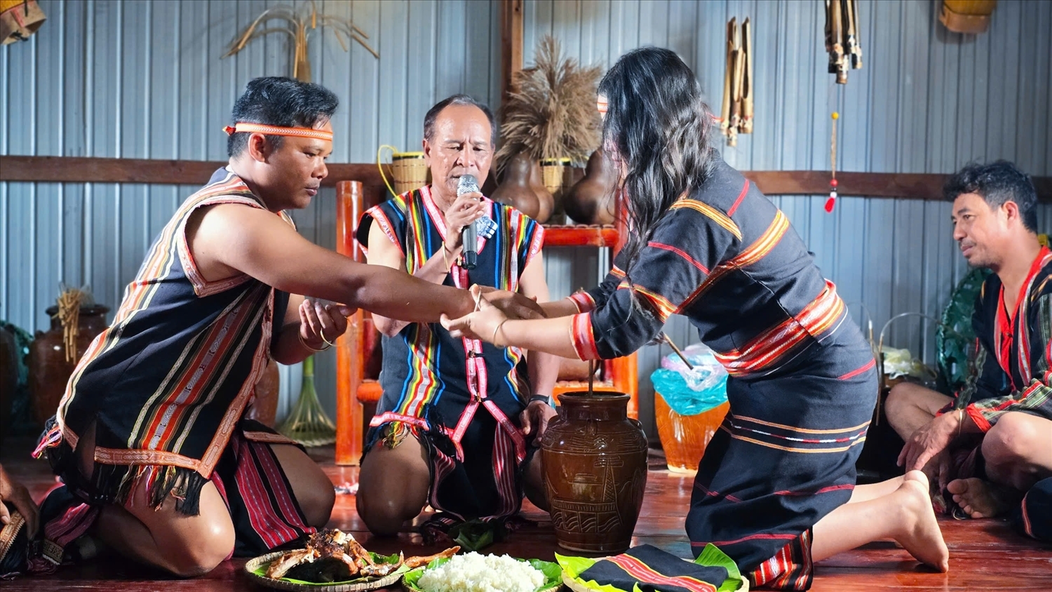 Nghi thức trao vòng tay trong đám cưới của đồng bào Gia Rai