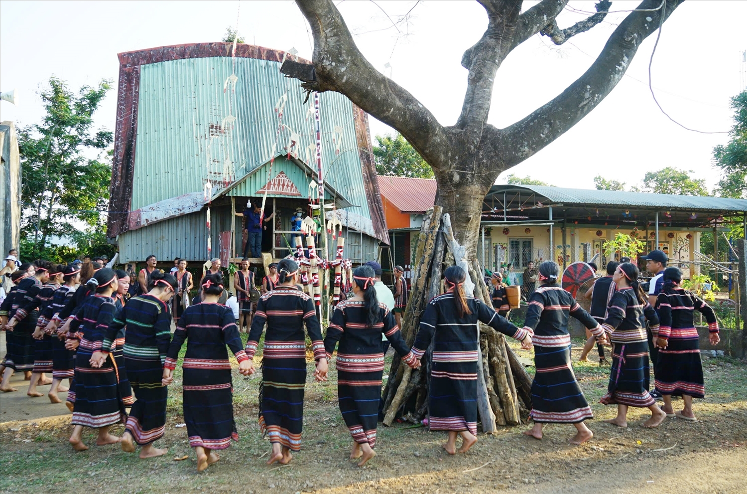 Đồng bào Gia Rai ở làng Bẹk, xã Ia Grai đánh cồng chiêng, múa xoang trong ngày lễ Mừng chiến thắng 