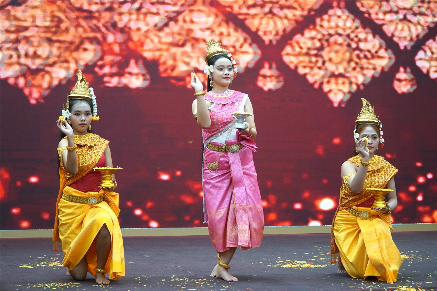 Một tiết mục mang đậm bản sắc văn hóa của đồng bào Khmer tại họp mặt