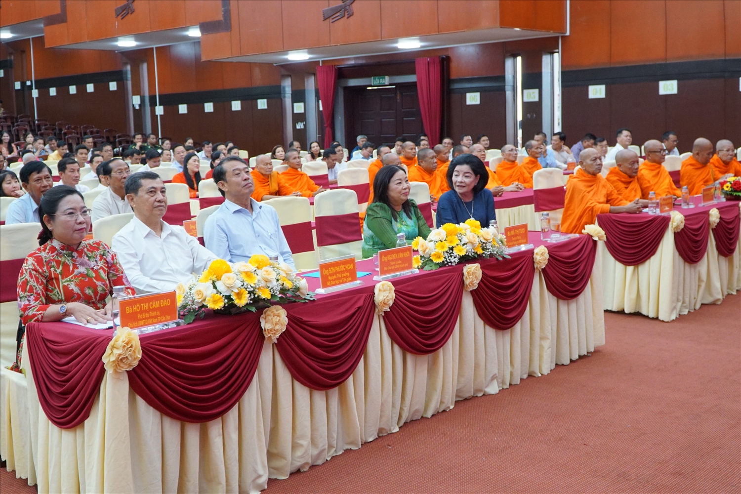 Các đại biểu tham dự họp mặt