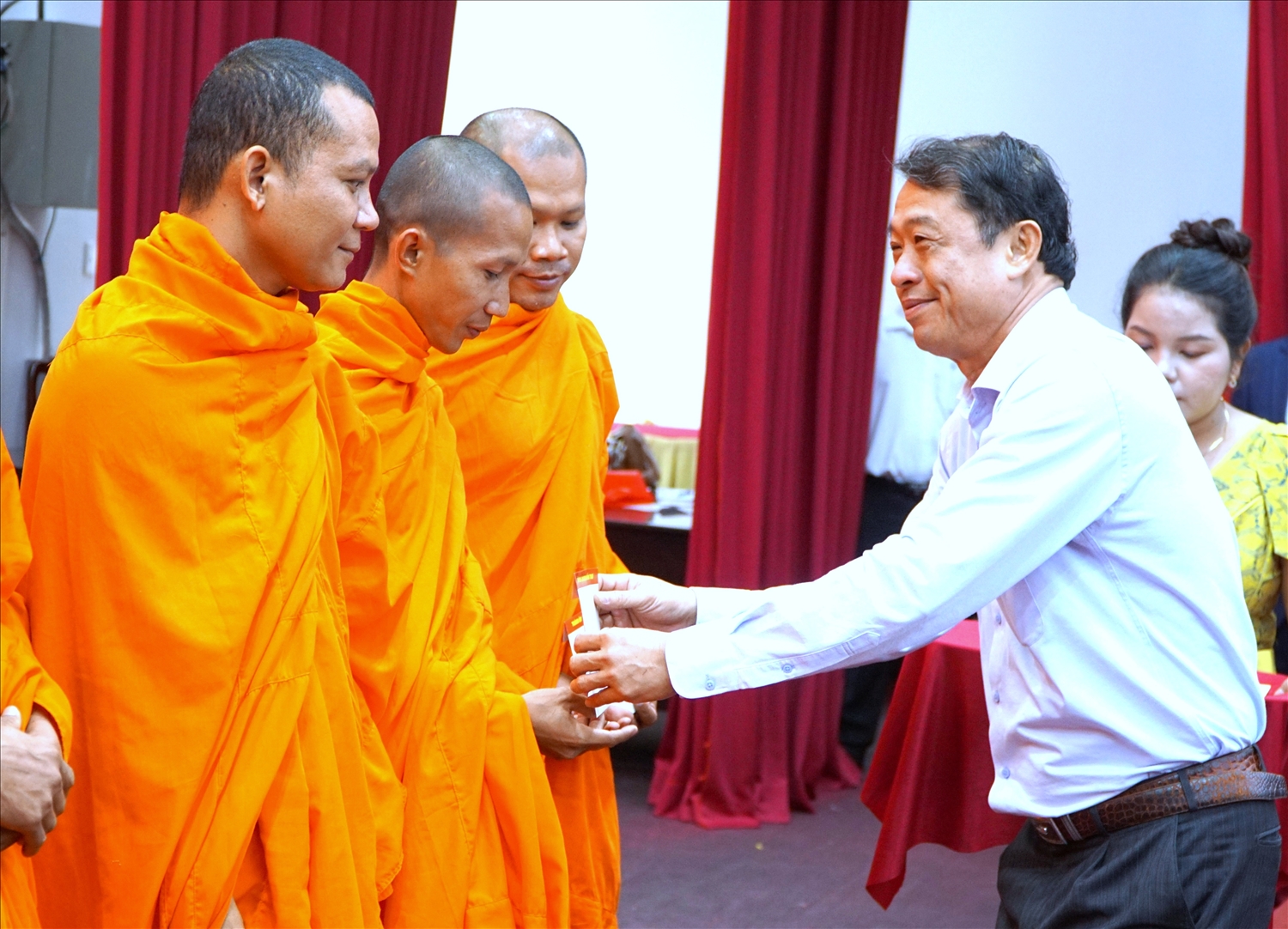 Ông Nguyễn Văn Khởi, Phó Chủ tịch UBND TP. Cần Thơ, trao quà Tết tới các vị Hòa thượng, Thượng tọa, Đại đức, sư sãi Khmer