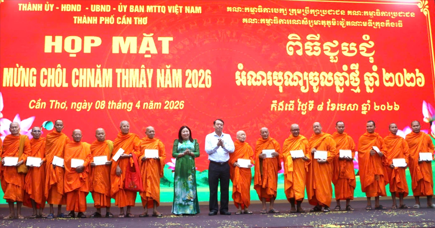 Trao quà Tết tới các vị Hòa thượng, Thượng tọa, Đại đức, sư sãi Khmer