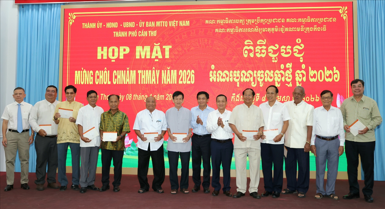 Giám đốc Sở Dân tộc và Tôn giáo TP. Cần Thơ Lâm Hoàng Mẫu và Phó Chủ tịch HĐND TP. Cần Thơ Lý RoTha trao quà đến cán bộ hưu trí và gia đình cán bộ nghĩ hưu thuộc diện Thành uỷ quan lí