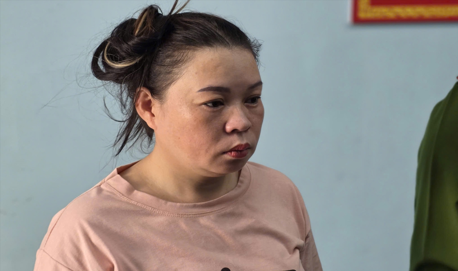 Phạm Thị Hồng Phúc bị tạm giữ sau vụ việc tấn công làm hai nữ nhân viên đường sắt phả nhập viện. (Ảnh Công an cung cấp)