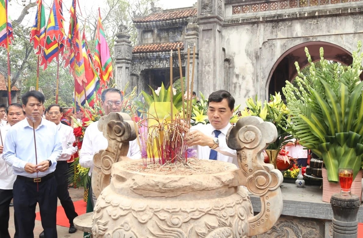 Lãnh đạo tỉnh dự lễ dâng hương kính cáo Anh hùng dân tộc Triệu Thị Trinh.