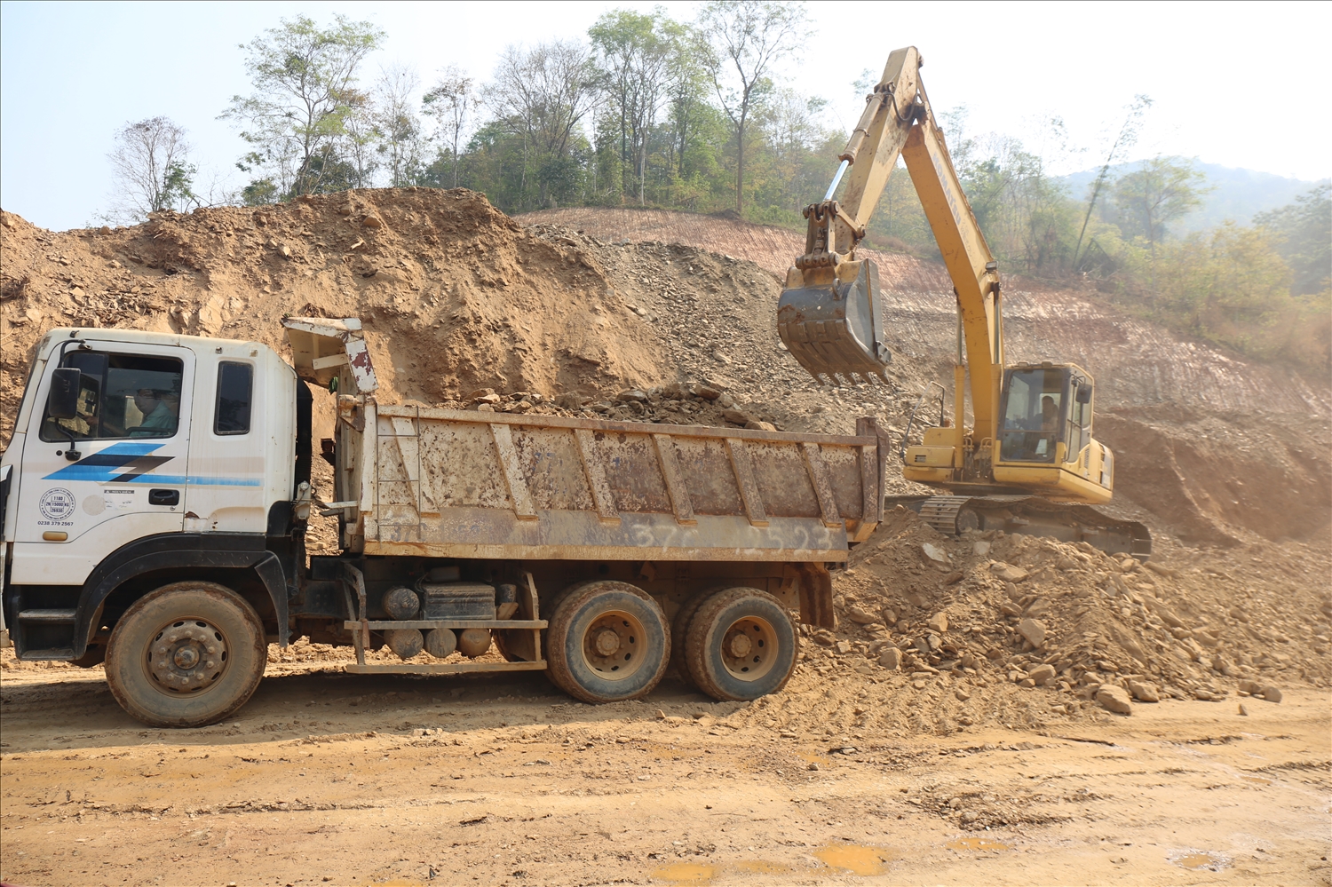 Đơn vị thi công tập trung máy móc đẩy nhanh tiến độ - Ảnh: Thanh Hải