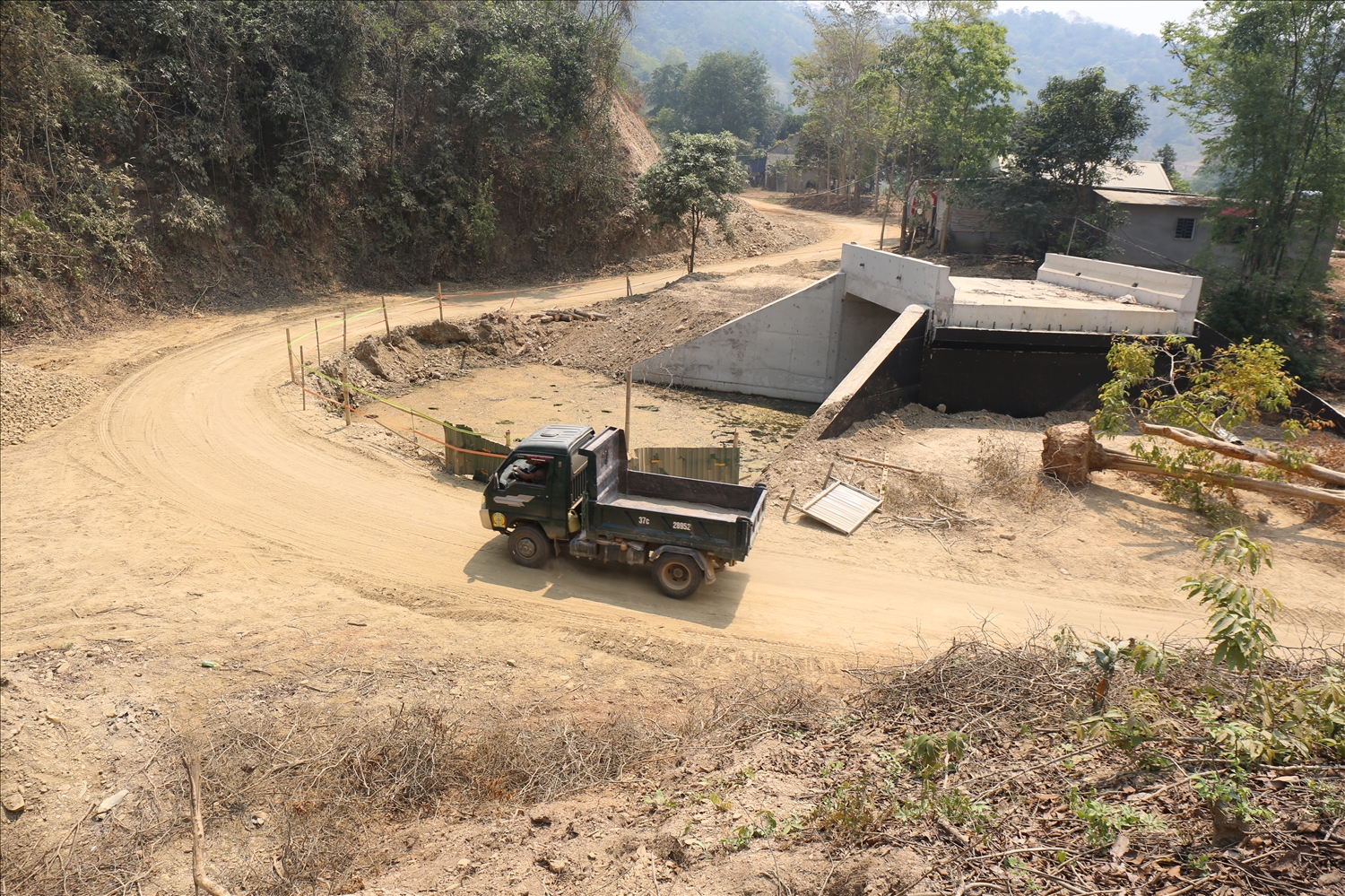 Một cây cầu đã thi công xong nhưng chưa hoàn thiện đường dẫn - Ảnh: Thanh Hải