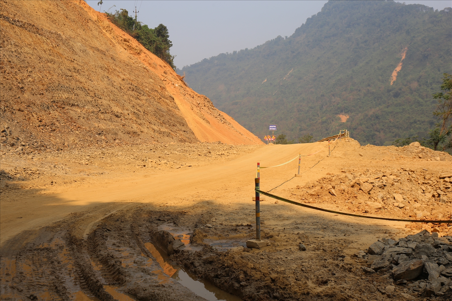 Nền đường được mở rộng hơn - Ảnh: Thanh Hải