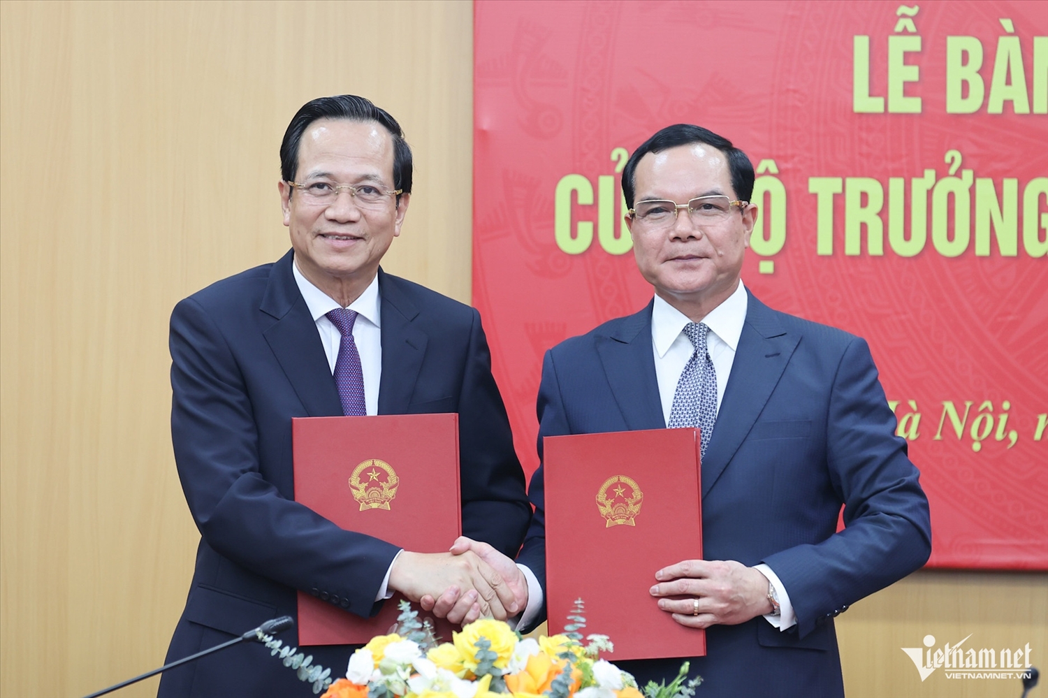 Bí thư Đảng ủy, Bộ trưởng Bộ Dân tộc và Tôn giáo nhiệm kỳ 2021 - 2026 Đào Ngọc Dung và Bí thư Đảng ủy, Bộ trưởng Bộ Dân tộc và Tôn giáo nhiệm kỳ 2026 - 2031 Nguyễn Đình Khang trao biên bản bàn giao nhiệm vụ. (Ảnh: Lê Anh Dũng)