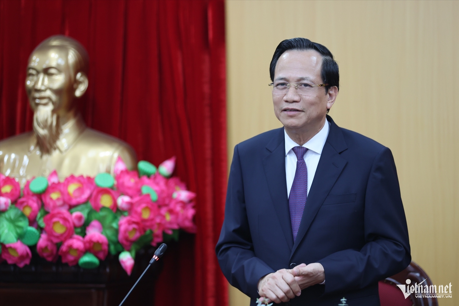 Tại lễ bàn giao, ông Đào Ngọc Dung nhận thấy mình là người hạnh phúc vì cuối chặng đường 46 năm làm việc, ông được công tác trong lĩnh vực dân tộc và tôn giáo - một lĩnh vực rất đặc thù, được góp phần làm nên “mái nhà” Bộ Dân tộc và Tôn giáo. (Ảnh: Lê Anh Dũng)