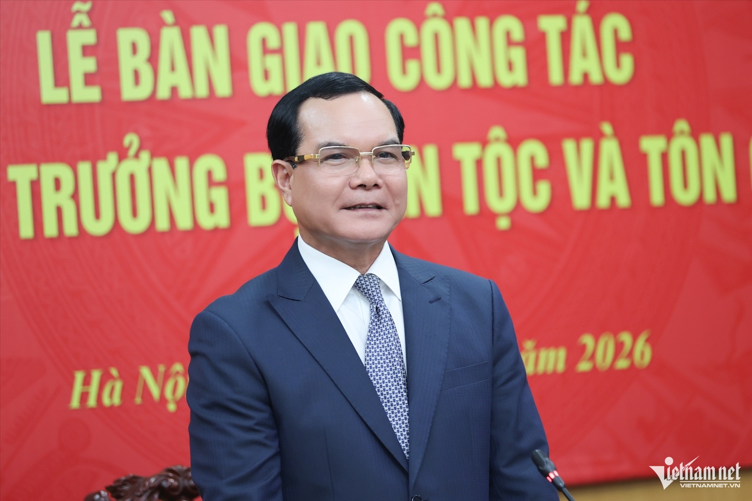 Bí thư Đảng ủy, Bộ trưởng Bộ Dân tộc và Tôn giáo nhiệm kỳ 2026 - 2031 Nguyễn Đình Khang chia sẻ niềm vui khi chính thức được tiếp nhận “di sản” với những kết quả và thành tích rất đáng trân trọng mà đồng chí Bí thư Đảng ủy, Bộ trưởng nhiệm kỳ 2021 - 2026 Đào Ngọc Dung đã tâm huyết gây dựng. (Ảnh: Lê Anh Dũng)