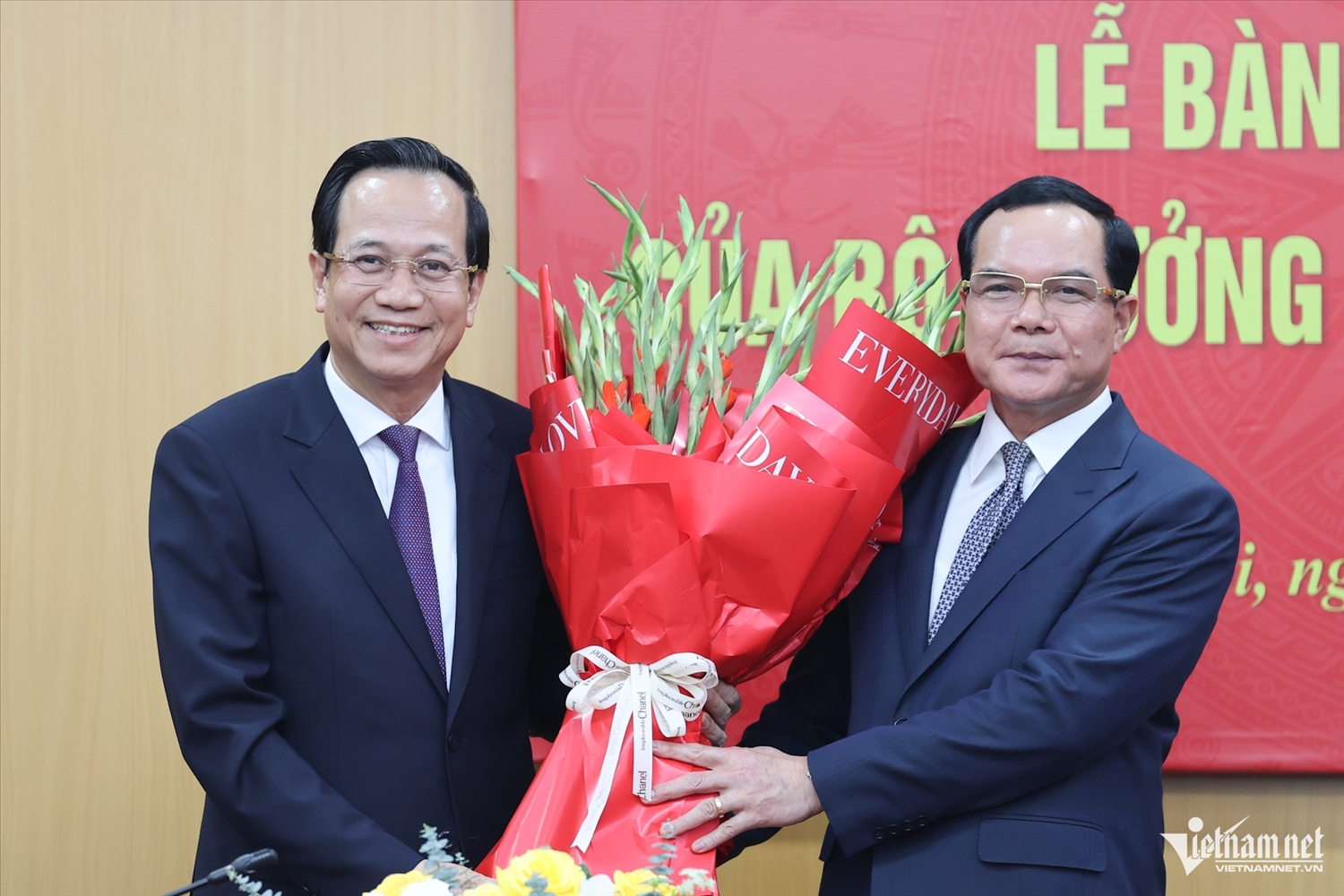 Bí thư Đảng ủy, Bộ trưởng Bộ Dân tộc và Tôn giáo nhiệm kỳ 2026 - 2031 Nguyễn Đình Khang chia sẻ niềm vui khi chính thức được tiếp nhận “di sản” với những kết quả và thành tích rất đáng trân trọng mà đồng chí Bí thư Đảng ủy, Bộ trưởng nhiệm kỳ 2021 - 2026 Đào Ngọc Dung đã tâm huyết gây dựng. (Ảnh: Lê Anh Dũng)