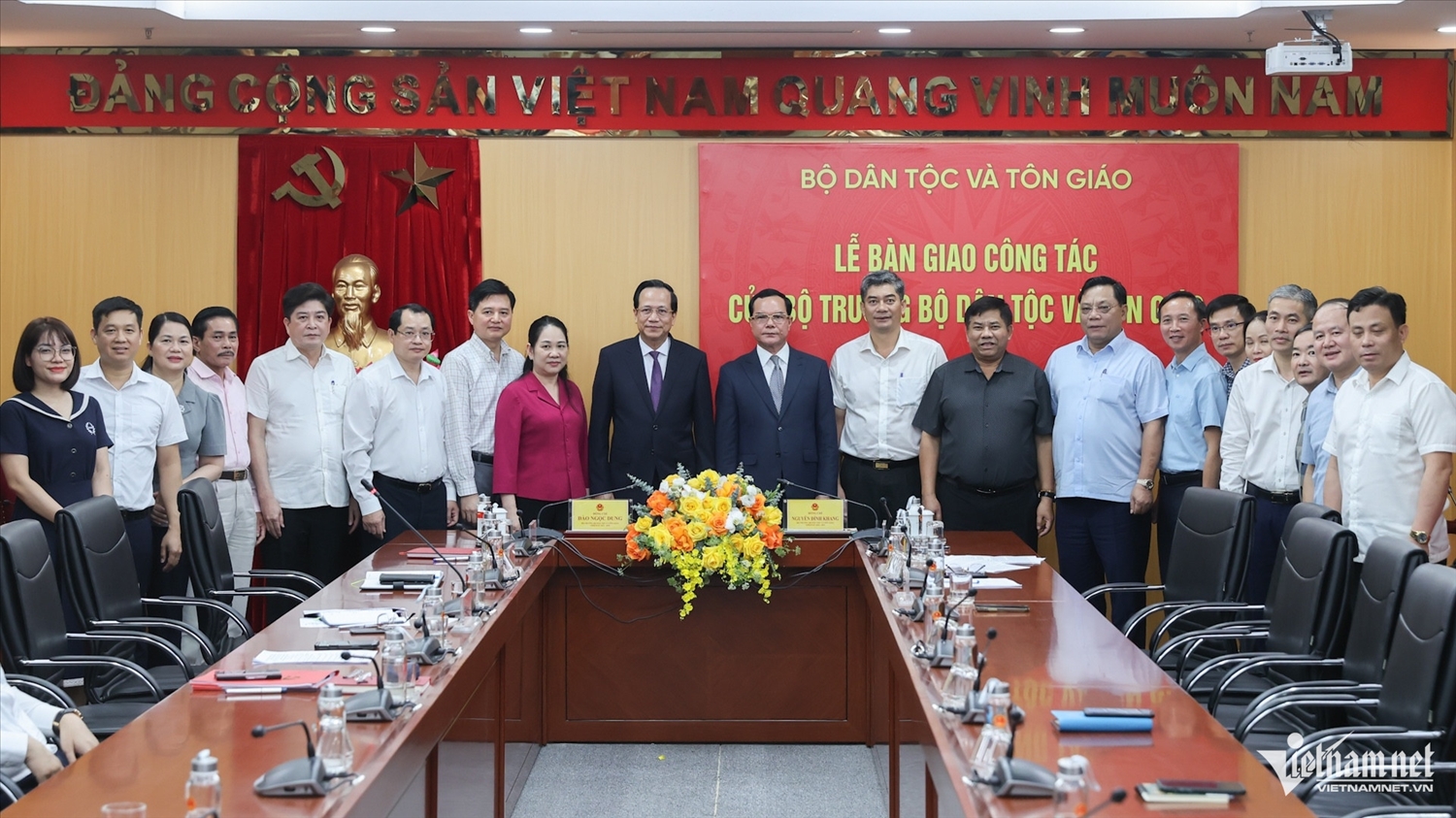 Bí thư Đảng ủy, Bộ trưởng Bộ Dân tộc và Tôn giáo nhiệm kỳ 2026 - 2031 Nguyễn Đình Khang chia sẻ niềm vui khi chính thức được tiếp nhận “di sản” với những kết quả và thành tích rất đáng trân trọng mà đồng chí Bí thư Đảng ủy, Bộ trưởng nhiệm kỳ 2021 - 2026 Đào Ngọc Dung đã tâm huyết gây dựng. (Ảnh: Lê Anh Dũng)